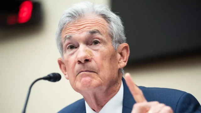 Jerome Powell confronts the press
